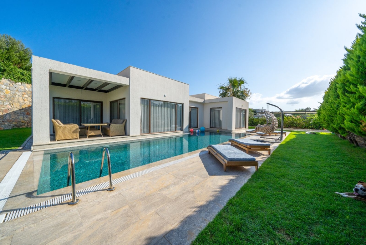 Luxurious Single-Level Villa with Private Pool and Stunning Views