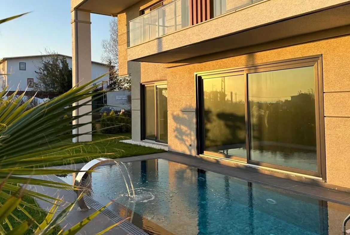 Opulent Family Retreat with Breathtaking Sea Vistas: 8-Bedroom Villa in Büyükçekmece, Istanbul